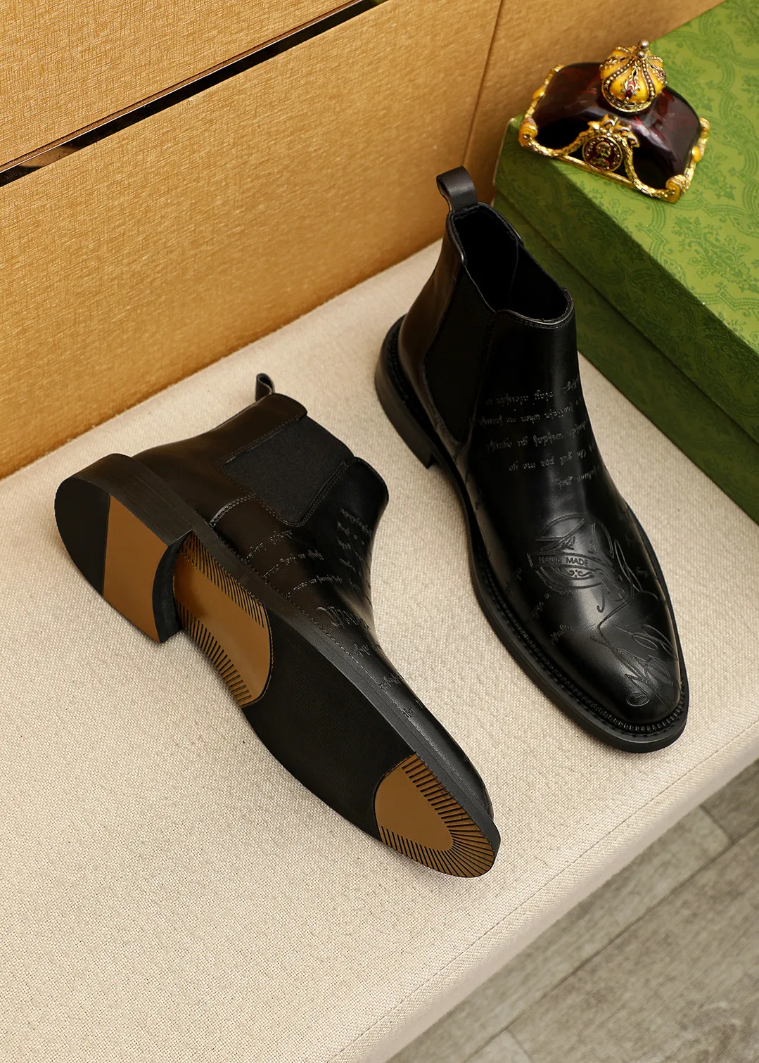 Men's shoes 💰640 💐 Product trademark: GUCCI "Gucci" high-top leather shoes Regular size: 38-44 (37.45.46🉑️Customized) Product materials: Selected imported first-layer calfskin embossed upper + luxury hardware buckle, imported sheep 🐑 leather lining. Strong three-dimensional visual effect, original outsole Color: 3⃣️colors available